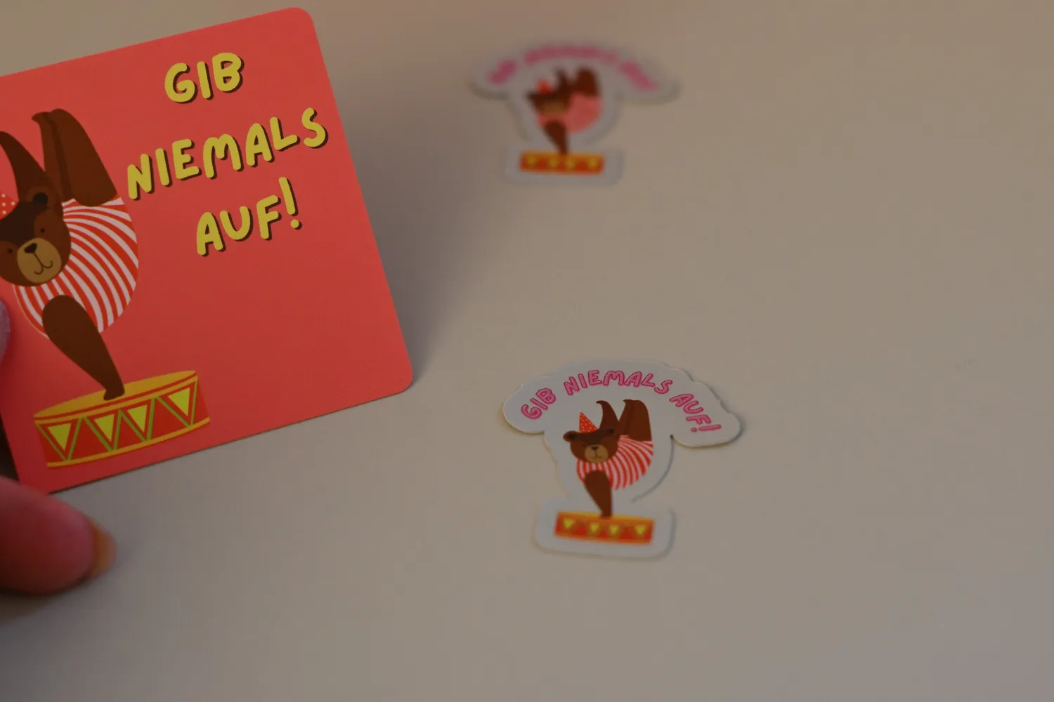 Lilly Braun Gib Niemals Auf sticker holografisch